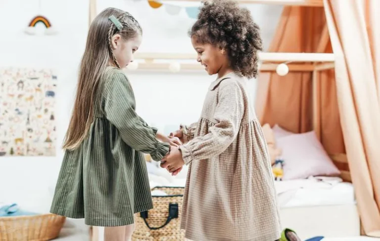 Zwei Kinder in einem Kinderzimmer halten sich an den Händen, lächelnd und spielerisch, in einer freundlichen Lernumgebung.