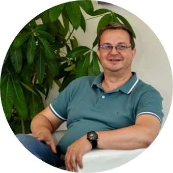 Porträt von Helmut Reindlmeier, Dozent bei MaBayern, lächelnd im Gesprächssessel