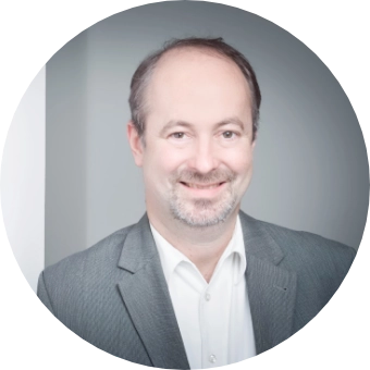 Porträt von Oliver Eggert, Dozent bei MaBayern im grauen Anzug mit weißem Hemd